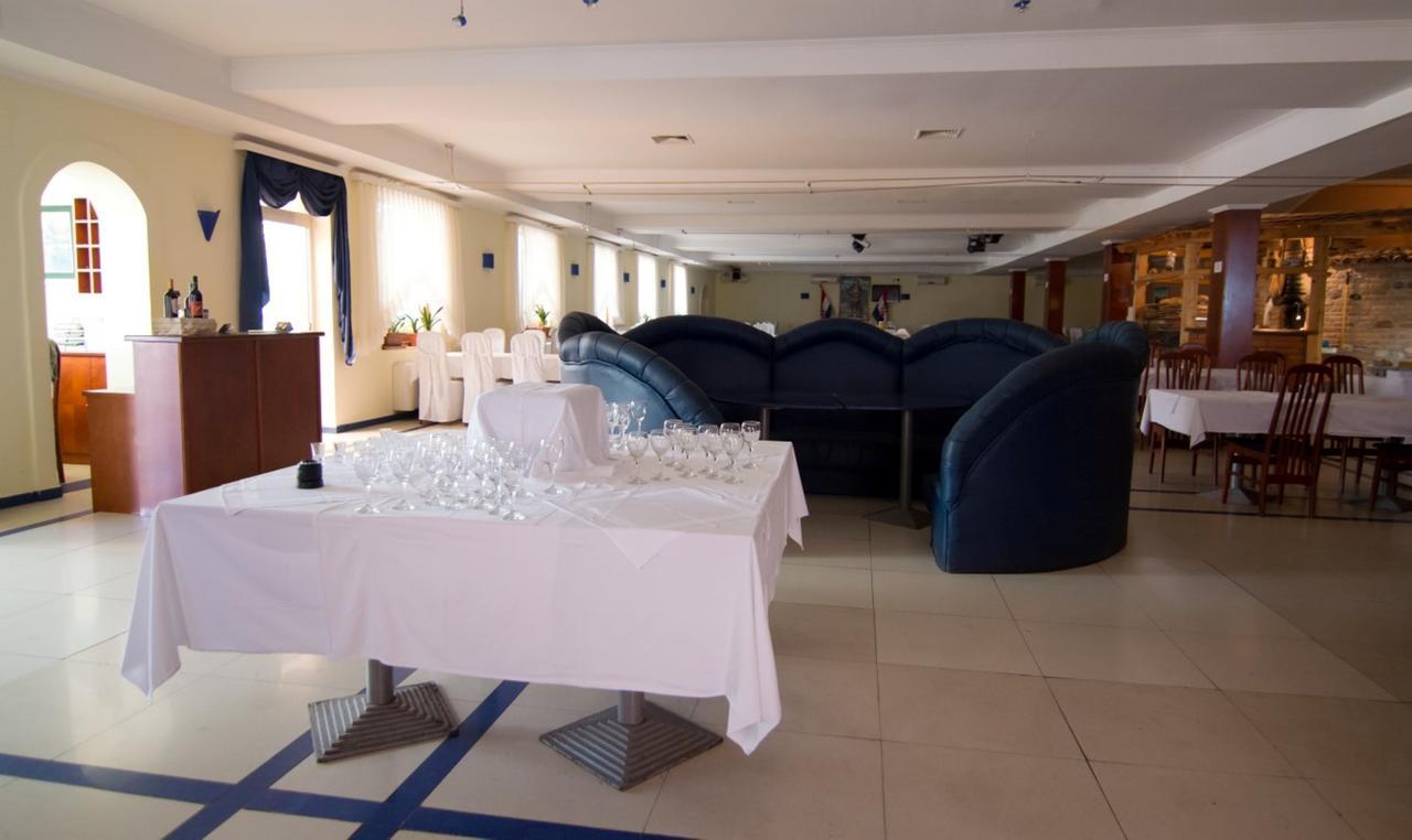 Hotel Ana Gospić Kültér fotó